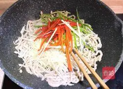 Illustration of how to make ginger pork shreds 8