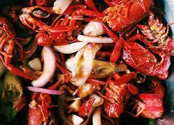 Illustration of Zhang's braised crayfish in oil 1