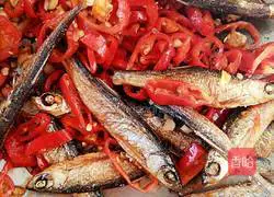 Illustration of how to stir-fry dried fish with red pepper 7