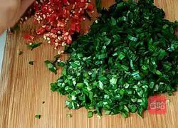 Illustration of how to make fried eggs with chives 3