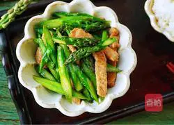 Illustration of how to make tenderloin and fried asparagus 12