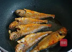 Illustration of how to make yellow croaker with salt, pepper, chives and onions 3