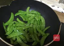 Illustration of how to make fried beef with snow peas 4