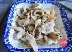 Illustration of how to cook clams with scallion oil 1