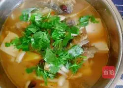 Cross carp white jade Illustration of how to make soup 9