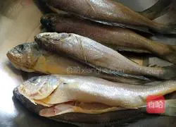 Illustration of how to make fried yellow croaker 1