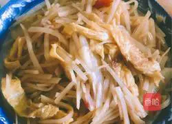 Illustration of how to stir-fry egg pancakes with shredded potatoes 5