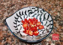 Illustration of how to stir-fry pork liver with leeks 3