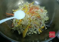 Illustration of how to make fried bean sprouts with colored pepper 5