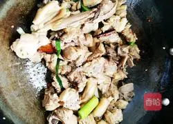 Illustration of how to make vinegar-blooded duck 5