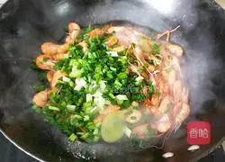 Illustration of how to make brine shrimp with spring onions 7
