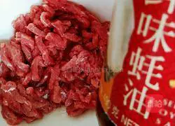 Illustration of how to make fried beef with chili pepper 3