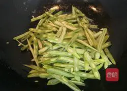 Illustration of how to make bacon and green beans 11