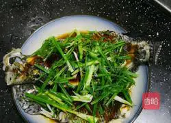 Illustration of how to make scallion oil fish 5