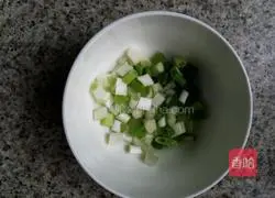 Illustration of how to make fried eggs with chives 3