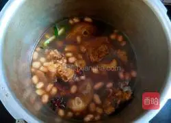 Illustration of how to make pig's feet stewed with peanuts 7