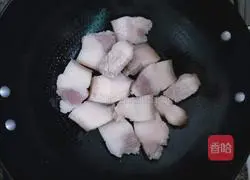  Illustration of how to make braised pork with dried vegetables 4