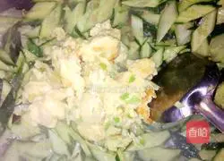 Illustration of how to make cucumber and scrambled eggs 10