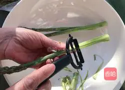 Illustration of how to make tenderloin and fried asparagus 2