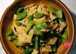 Illustration of how to make stir-fried meat with dried tofu and large pepper 6