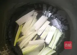 Illustration of how to cook chicken legs in a rice cooker 3