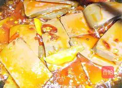 Illustration of how to make stir-fried duck blood with kimchi 5