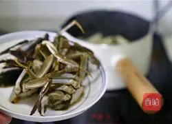 Illustration of how to cook hairy crabs with green onion meat segments 4