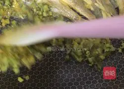 Illustration of how to make fried yellow croaker with pickled vegetables 7