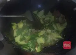 Illustration of how to stir-fry bacon with cucumber 5