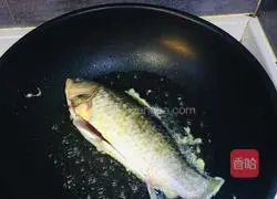Illustration of how to make small crucian carp in pot 3