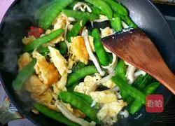 Illustration of how to make fried snow peas with seafood, mushrooms and eggs 10