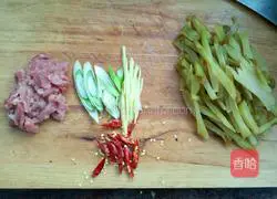 Recipe for stir-fried shredded pork with spicy pickled mustard Illustration 2