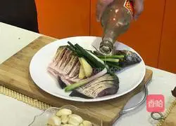 Illustration of how to make peacock open fish 3