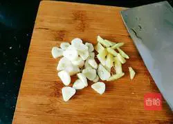 Illustration of how to make stir-fried vannamei shrimp with loofah 4