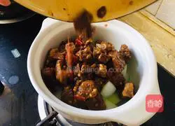 Illustration of how to make braised beef brisket and stewed winter melon in casserole 5