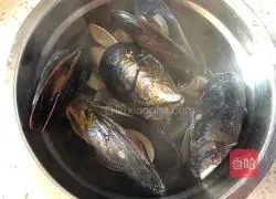 Illustration of how to steam small seafood 9