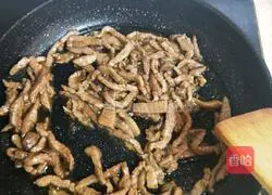 Illustration of how to make fried meat with potatoes and onions 15