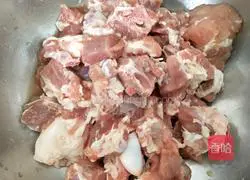 Illustration of how to make egg yolk baked pork ribs 1