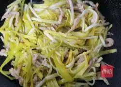 Illustration of how to make fried shredded pork with chives 9