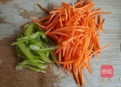 Illustration of how to make fried shredded pork with enoki mushrooms 2