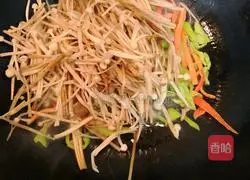 Illustration of how to stir-fry enoki mushrooms and double peppers 3
