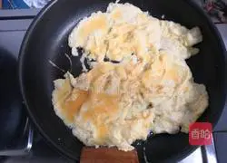 Illustration of how to make scrambled eggs with mushrooms 8