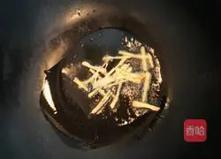 Illustration of how to make asparagus minced meat 5