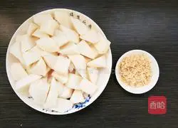 Illustration of how to make braised radish cubes 1