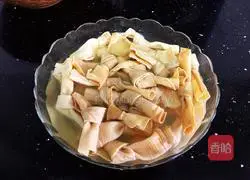 Illustration of how to make braised bean curd, braised pork and dried bean knots 12