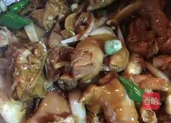 Illustration of how to cook pork trotters with Laba garlic 6