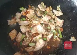 Illustration of how to make fried pork with peppers 2