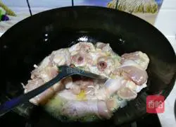 Illustration of how to cook chicken legs and stewed mushrooms 3