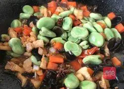 Illustration of how to make diced black fungus and broad bean cake 8