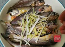 Illustration of how to make pan-fried small yellow croaker 6